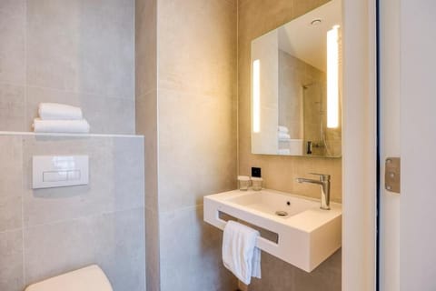 Double Room | Bathroom | Shower, hydromassage showerhead, free toiletries, hair dryer