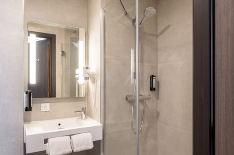 Twin Room | Bathroom | Shower, free toiletries, towels