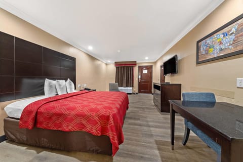 Room, 1 Queen Bed, Non Smoking | Blackout drapes, iron/ironing board, free WiFi, bed sheets