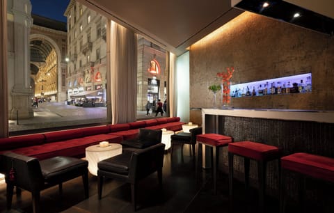2 bars/lounges