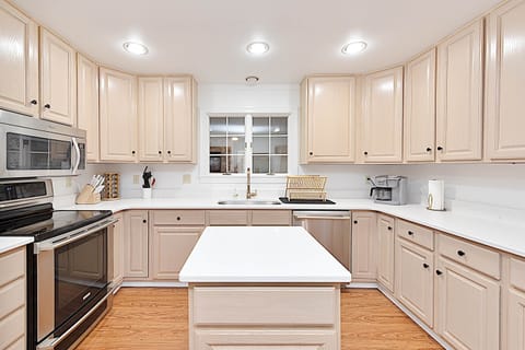 Main Floor Kitchen (1)