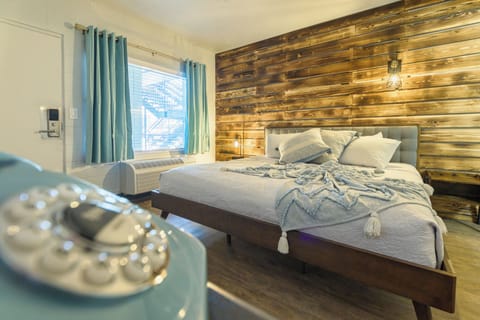 Comfort Room, 1 King Bed | Egyptian cotton sheets, premium bedding, pillowtop beds, soundproofing