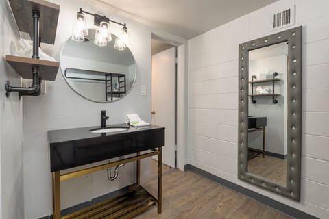 Comfort Room, 1 King Bed | Bathroom | Shower, designer toiletries, hair dryer, towels