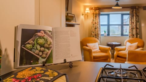 Kitchen View to Sitting Area, Cotswold Way Cottage, Bolthole Retreats