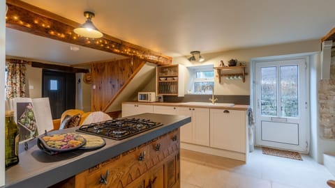 Kitchen, Cotswold Way Cottage, Bolthole Retreats