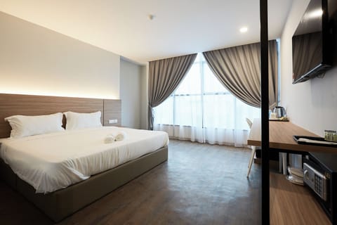 Deluxe Double Room | Desk, bed sheets