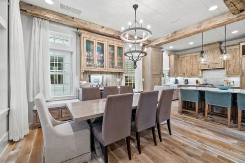 House, 5 Bedrooms | Dining