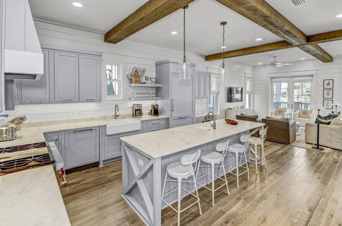 House, 5 Bedrooms | Private kitchen | Fridge, oven, coffee/tea maker, toaster