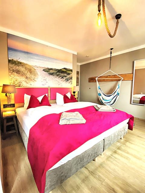 Double Room | Hypo-allergenic bedding, rollaway beds, free WiFi, bed sheets