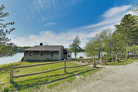 Sweet cottage in an even sweeter location.  Noonie's Nest is the perfect spot for a Bar Harbor and Acadia National Park vacation.