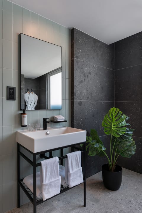 Superior Room, 1 King Bed | Bathroom | Shower, rainfall showerhead, towels, soap