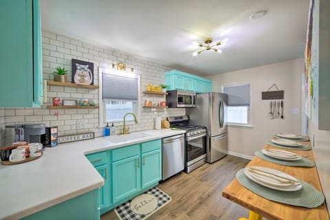 Dishwasher, ice maker, large fridge, stove, toaster & BBQ utensils included!