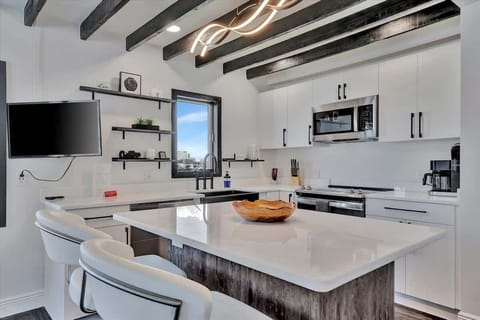 Design Studio Suite, 1 Queen Bed, Bay View | Private kitchenette