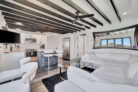 Design Studio Suite, 1 Queen Bed, Bay View | Living area | 45-inch Smart TV with digital channels