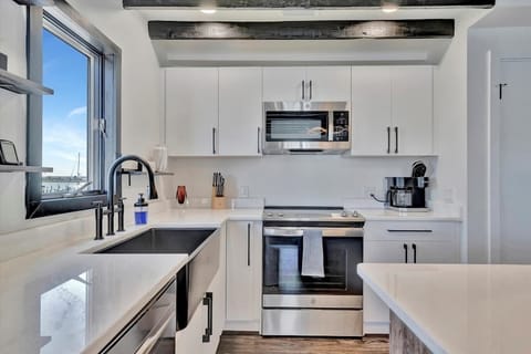 Design Studio Suite, 1 Queen Bed, Bay View | Private kitchen