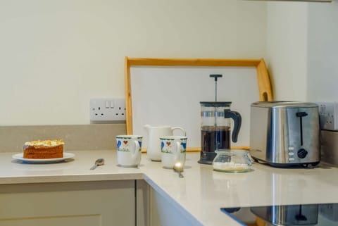 1 Manor Farm Cottage Kitchen - StayCotswold