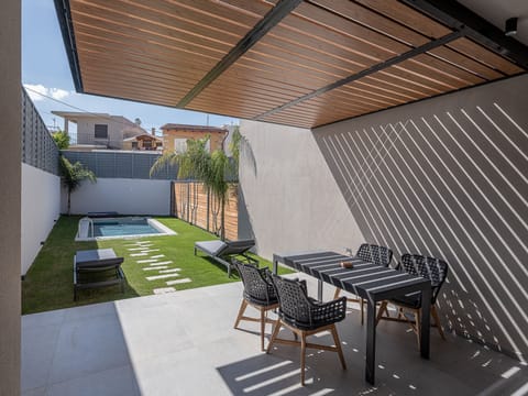 An outdoor dining table for 4 is also available, offering ample opportunity to try al fresco dining.