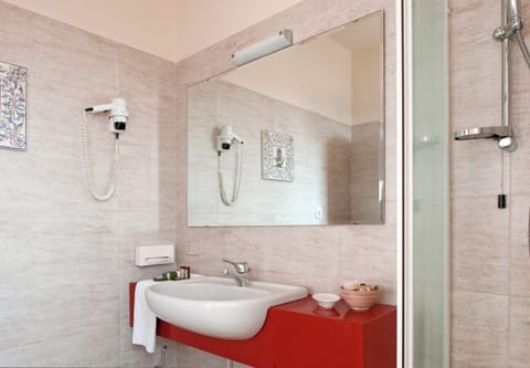 Combined shower/tub, free toiletries, hair dryer, bidet