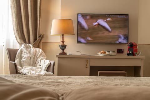 Hypo-allergenic bedding, minibar, in-room safe, desk