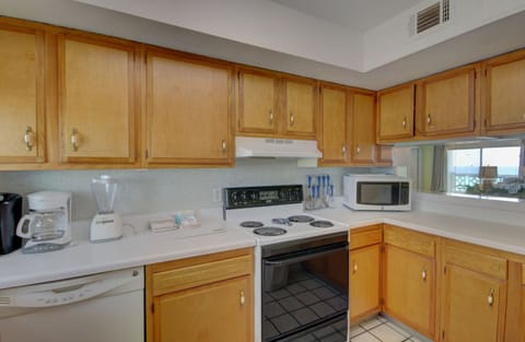 Condo, 2 Bedrooms | Private kitchen | Fridge, oven, coffee/tea maker, toaster