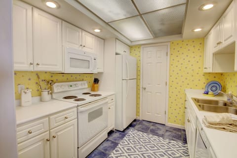 Condo, 1 Bedroom | Private kitchen | Fridge, oven, coffee/tea maker, toaster