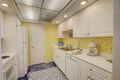 Condo, 1 Bedroom | Private kitchen | Fridge, oven, coffee/tea maker, toaster