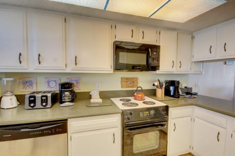 Condo, 2 Bedrooms | Private kitchen | Fridge, oven, coffee/tea maker, toaster