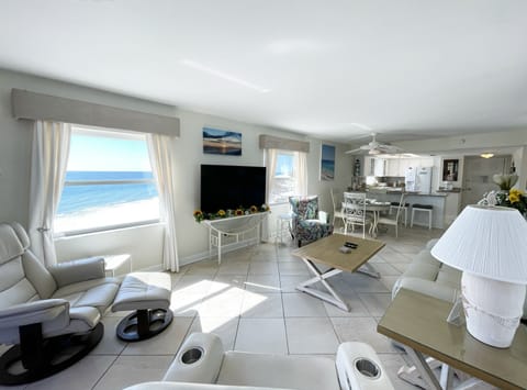 Condo, 2 Bedrooms | Living area