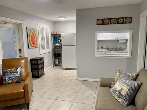 Open floor plan to kitchen