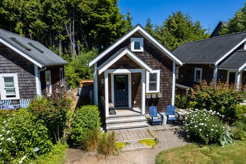 Quaint cottage in the peaceful Beach Camp neighborhood of Seabrook. 