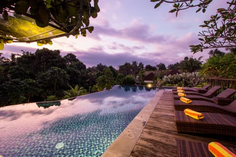 6 outdoor pools