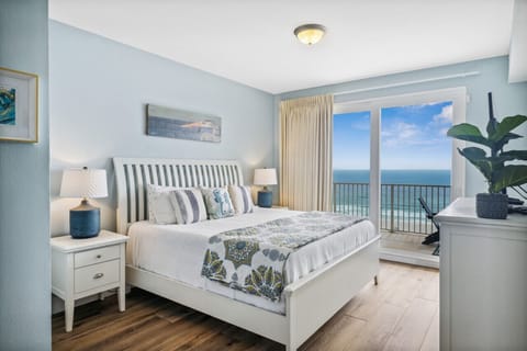 King Size Master Bedroom with Beautiful Ocean Views!