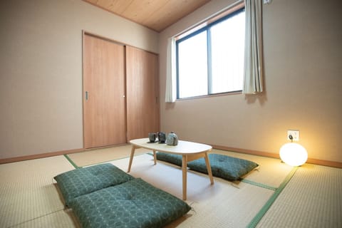 Apartment, 2 Bedrooms, Non Smoking, Kitchen | Desk, laptop workspace, blackout drapes, soundproofing