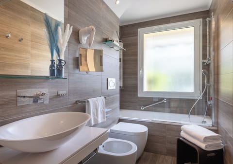 Junior Suite | Bathroom | Free toiletries, hair dryer, slippers, bidet