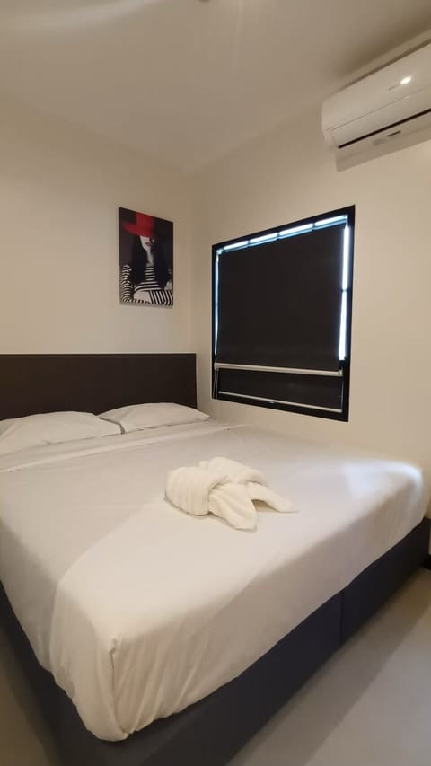 Private King Bed | In-room safe, WiFi (free), bed sheets