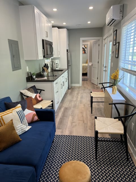 House, 1 Bedroom (No pets, tiny house, linens included) | Living area