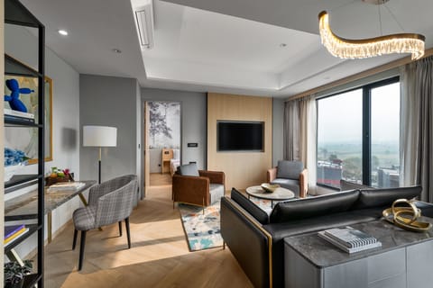 Executive Suite 1 BR | In-room safe, iron/ironing board, free WiFi