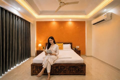 Deluxe Double Room | Premium bedding, desk, soundproofing, WiFi (free)