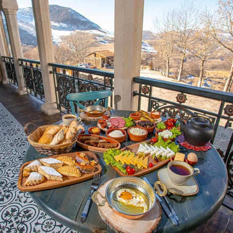 Free daily buffet breakfast