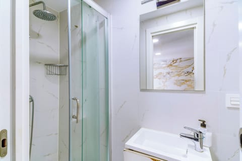 Superior Studio, 1 Queen Bed, Kitchenette, Mountain View | Bathroom