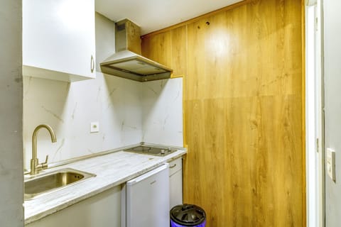 Superior Studio, 1 Queen Bed, Kitchenette, Mountain View | Free WiFi, bed sheets