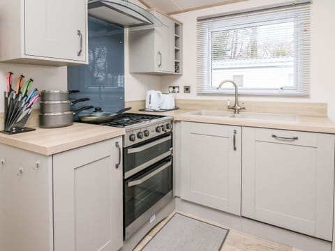 Dishwasher, cookware/dishes/utensils