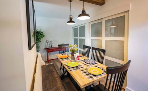 Dining Area seats 6