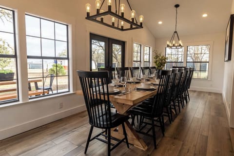 Dining with Example Place Settings (14)