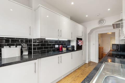 Tenby Apartment with Parking