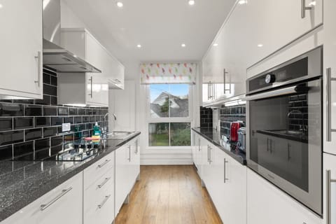 Tenby Apartment with Parking