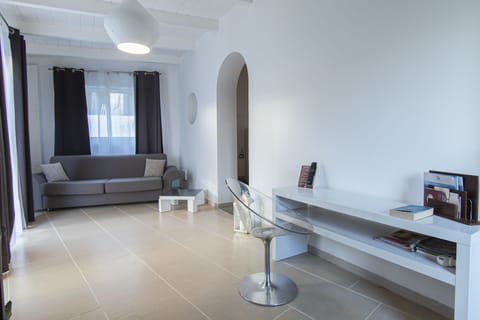 Junior Suite Executive | Living area | 33-inch LED TV with digital channels, TV