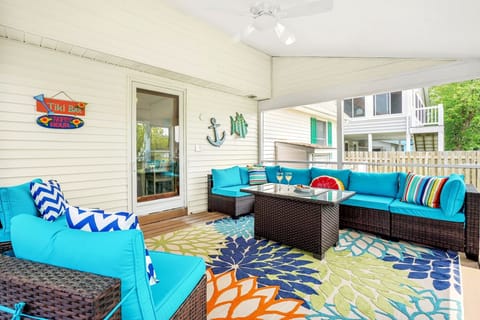 Deck, screened