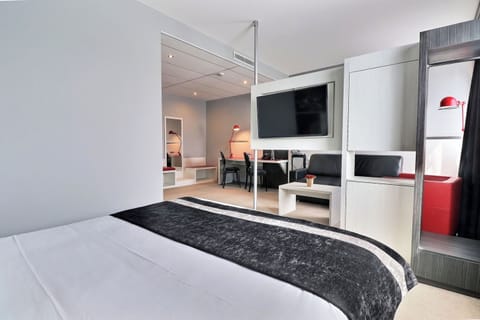 Superior Room, 1 King Bed with Sofa bed | Premium bedding, individually decorated, desk, laptop workspace