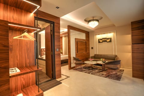 Presidential Room | Premium bedding, memory foam beds, individually furnished, desk
